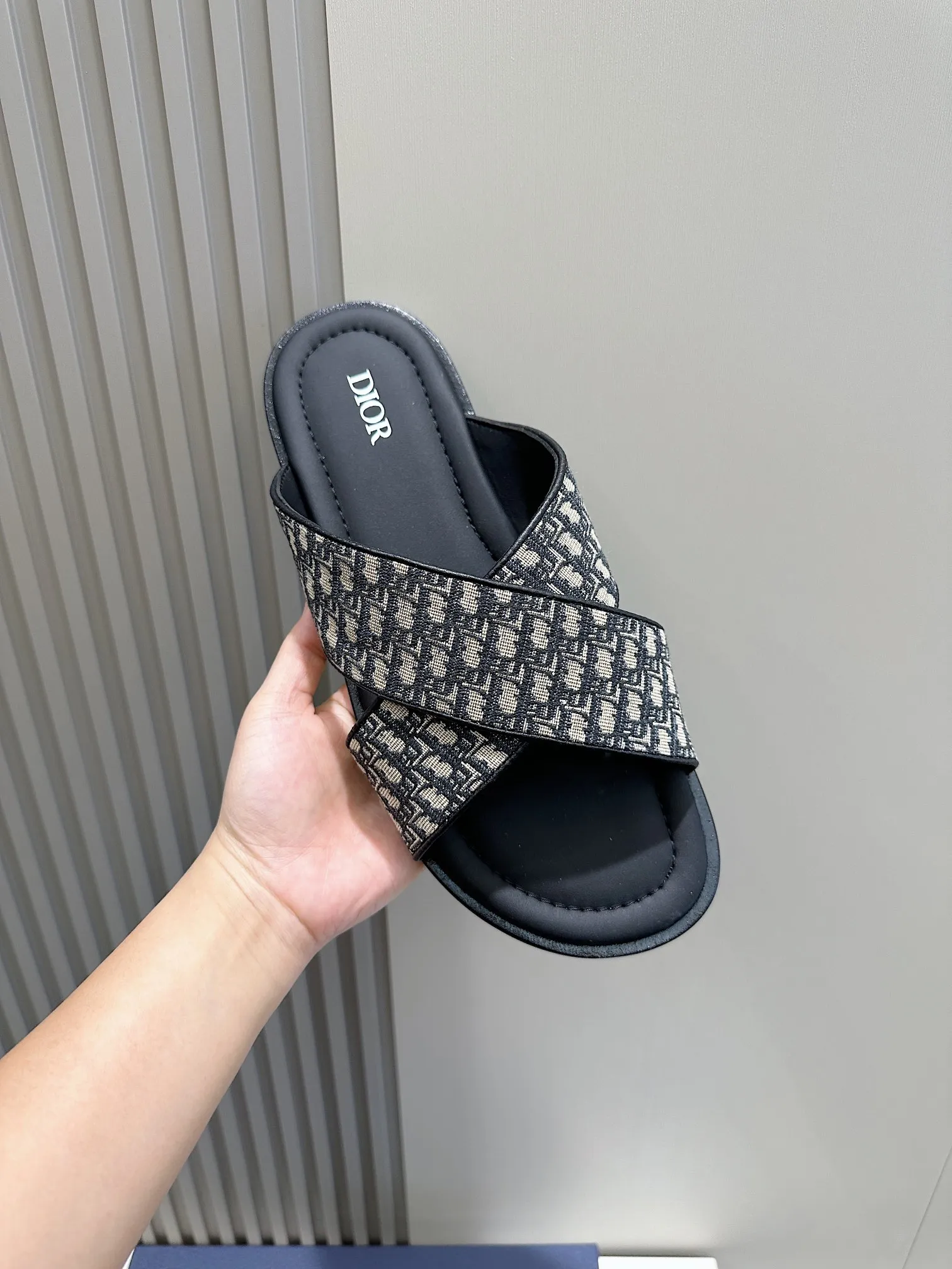 P320【DIOR】💰Size39-44 (38.45 custom-made) 2024ss Dior’s latest men’s slippers are a must-have. Dior Alias ​​Men's Genuine Leather Slippers This summer new Alias ​​sandal embodies a casual and elegant style. Carefully crafted from grained cow leather and Oblique printed fabric, with cowhide lining! Cross-strap design with metal-clad brass CD Diamond logo. The imported cowhide leather and rubber sole adds sophistication and comfort, while Oblique print-effect anti-slip panels add style.